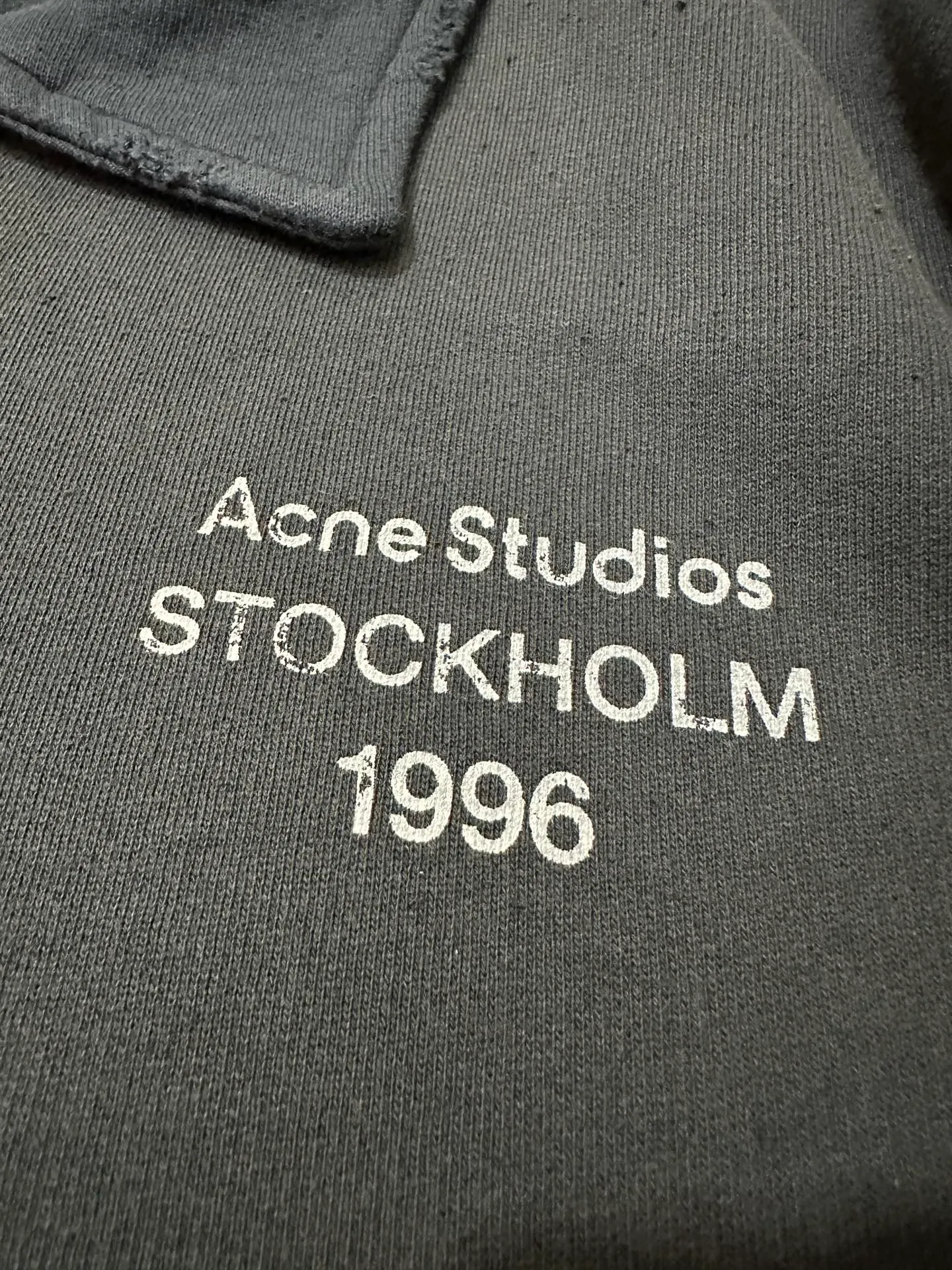 Acne Studios 26FW lapel zipper sweatshirt jacket. Fabric: Made of washed distressed terry cotton, ready-to-wear dyeing process, with Retro distressed and faded texture, and the edges of the collar are frayed and raw. Details: White embroidered text "Acne Studios STOCKHOLM" on the left chest; metal zipper (the original uses Lampo zipper); ribbed hem and cuffs, short length, optimized body proportions. The picture shows the carbon black/dark charcoal gray distressed color custom hardware, threads, accessories, plate alignment, men and women, Same Style Color: Dark Charcoal Gray, Light Green Size: XS S M L